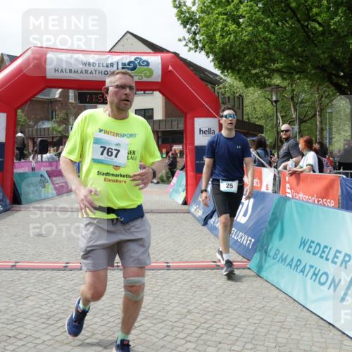 10.05.2026 - 8. Wedeler Halbmarathon Yannick Fuchs http://msf.ph/oto/9735342 10.05.2026 11:55:31 Ziel 25, 26, 603, 698, 767, 908, 987 meine-sportfotos.de
