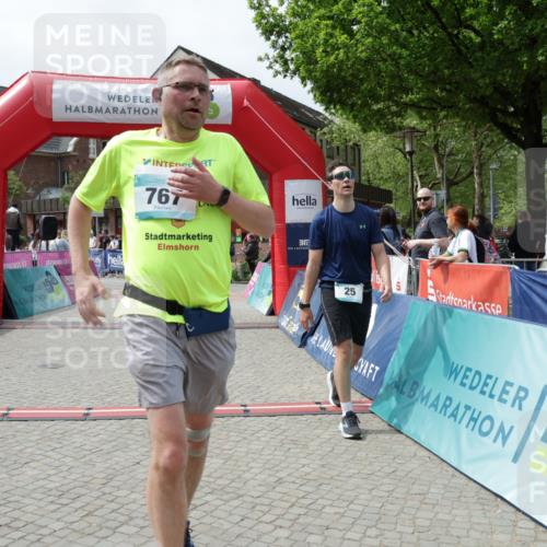 10.05.2026 - 8. Wedeler Halbmarathon Yannick Fuchs http://msf.ph/oto/9735344 10.05.2026 11:55:32 Ziel 25, 26, 603, 767, 908, 987 meine-sportfotos.de