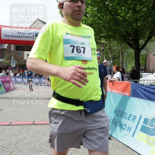 10.05.2026 - 8. Wedeler Halbmarathon Yannick Fuchs http://msf.ph/oto/9735346 10.05.2026 11:55:32 Ziel 25, 26, 603, 767, 908, 987 meine-sportfotos.de
