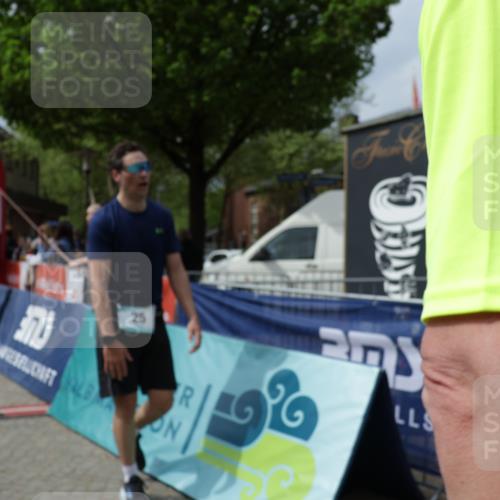 10.05.2026 - 8. Wedeler Halbmarathon Yannick Fuchs http://msf.ph/oto/9735351 10.05.2026 11:55:33 Ziel 25, 26, 603, 767, 908, 987 meine-sportfotos.de