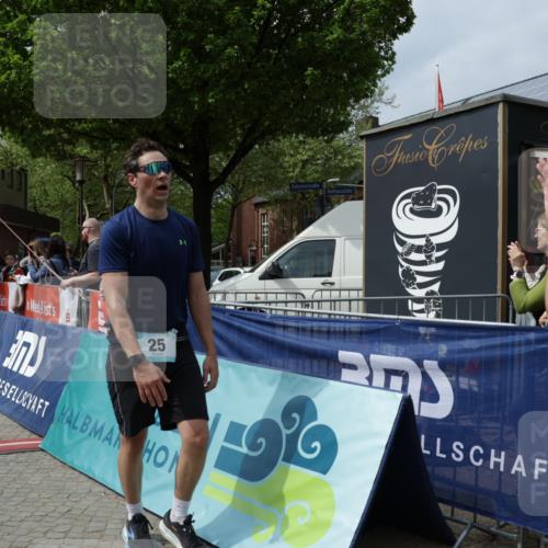 10.05.2026 - 8. Wedeler Halbmarathon Yannick Fuchs http://msf.ph/oto/9735353 10.05.2026 11:55:33 Ziel 25, 26, 603, 767, 908, 987 meine-sportfotos.de
