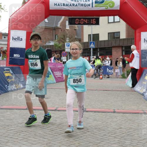 10.05.2026 - 8. Wedeler Halbmarathon Yannick Fuchs http://msf.ph/oto/9735360 10.05.2026 12:49:12 Ziel 850, 856 meine-sportfotos.de