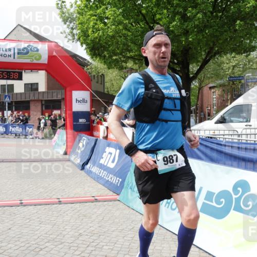 10.05.2026 - 8. Wedeler Halbmarathon Yannick Fuchs http://msf.ph/oto/9735374 10.05.2026 11:55:36 Ziel 987 meine-sportfotos.de