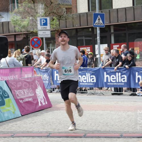10.05.2026 - 8. Wedeler Halbmarathon Yannick Fuchs http://msf.ph/oto/9735427 10.05.2026 11:56:10 Ziel 616 meine-sportfotos.de