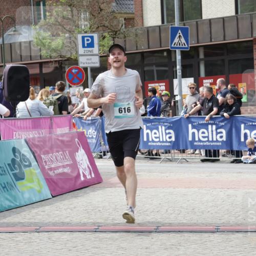 10.05.2026 - 8. Wedeler Halbmarathon Yannick Fuchs http://msf.ph/oto/9735429 10.05.2026 11:56:11 Ziel 616 meine-sportfotos.de