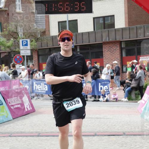 10.05.2026 - 8. Wedeler Halbmarathon Yannick Fuchs http://msf.ph/oto/9735516 10.05.2026 11:56:34 Ziel 116, 538, 746, 2039, 2136 meine-sportfotos.de