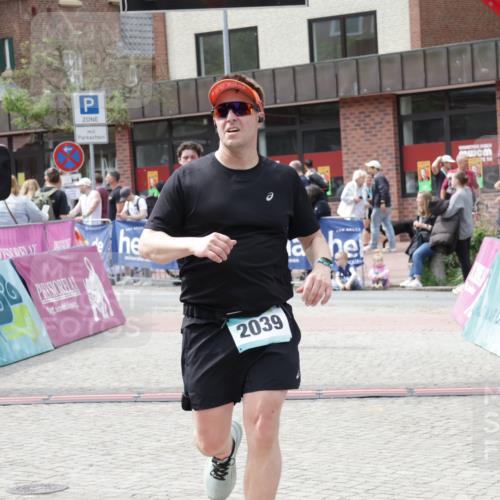 10.05.2026 - 8. Wedeler Halbmarathon Yannick Fuchs http://msf.ph/oto/9735517 10.05.2026 11:56:34 Ziel 116, 538, 746, 2039, 2136 meine-sportfotos.de