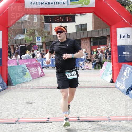 10.05.2026 - 8. Wedeler Halbmarathon Yannick Fuchs http://msf.ph/oto/9735519 10.05.2026 11:56:34 Ziel 116, 538, 746, 2039, 2136 meine-sportfotos.de