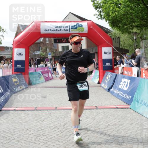 10.05.2026 - 8. Wedeler Halbmarathon Yannick Fuchs http://msf.ph/oto/9735524 10.05.2026 11:56:35 Ziel 116, 538, 587, 746, 2039, 2136 meine-sportfotos.de