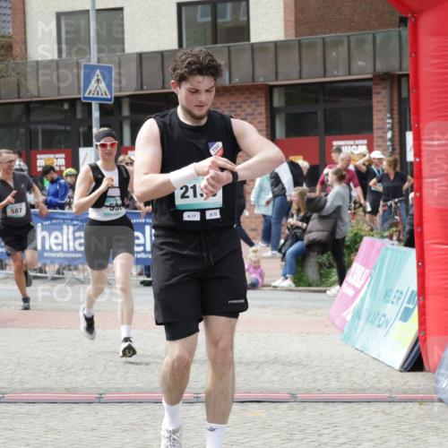 10.05.2026 - 8. Wedeler Halbmarathon Yannick Fuchs http://msf.ph/oto/9735526 10.05.2026 11:56:36 Ziel 116, 538, 587, 746, 747, 2039, 2136 meine-sportfotos.de
