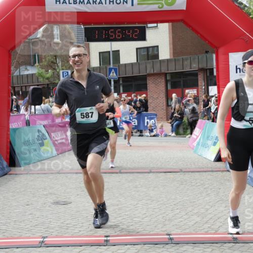 10.05.2026 - 8. Wedeler Halbmarathon Yannick Fuchs http://msf.ph/oto/9735539 10.05.2026 11:56:40 Ziel 361, 538, 587, 747, 2061, 2136 meine-sportfotos.de
