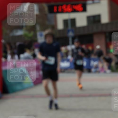 10.05.2026 - 8. Wedeler Halbmarathon Yannick Fuchs http://msf.ph/oto/9735557 10.05.2026 11:56:44 Ziel 293, 361, 587, 747, 2061 meine-sportfotos.de