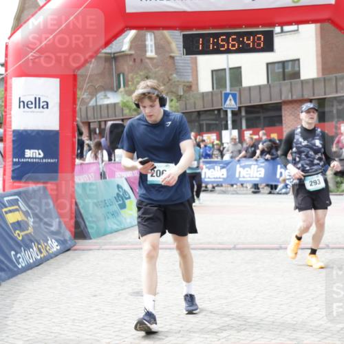 10.05.2026 - 8. Wedeler Halbmarathon Yannick Fuchs http://msf.ph/oto/9735559 10.05.2026 11:56:46 Ziel 293, 337, 361, 747, 2061 meine-sportfotos.de