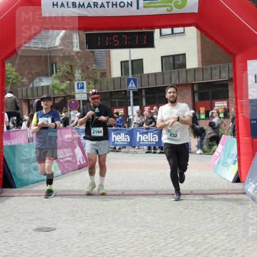 10.05.2026 - 8. Wedeler Halbmarathon Yannick Fuchs http://msf.ph/oto/9735626 10.05.2026 11:57:09 Ziel 232, 250, 2164 meine-sportfotos.de