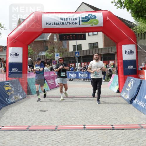 10.05.2026 - 8. Wedeler Halbmarathon Yannick Fuchs http://msf.ph/oto/9735628 10.05.2026 11:57:10 Ziel 232, 250, 2159, 2164 meine-sportfotos.de