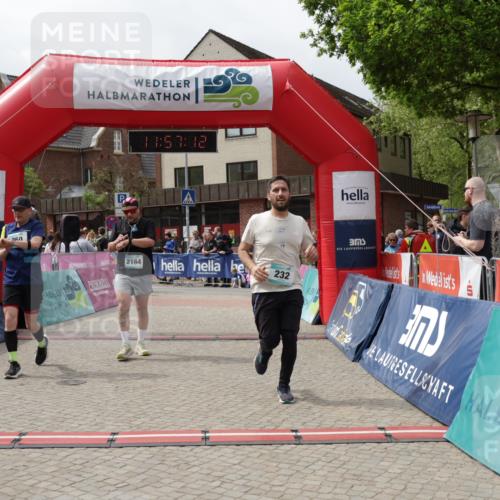 10.05.2026 - 8. Wedeler Halbmarathon Yannick Fuchs http://msf.ph/oto/9735630 10.05.2026 11:57:10 Ziel 232, 250, 2159, 2164 meine-sportfotos.de