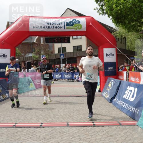10.05.2026 - 8. Wedeler Halbmarathon Yannick Fuchs http://msf.ph/oto/9735631 10.05.2026 11:57:10 Ziel 232, 250, 2159, 2164 meine-sportfotos.de