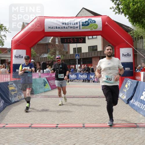 10.05.2026 - 8. Wedeler Halbmarathon Yannick Fuchs http://msf.ph/oto/9735632 10.05.2026 11:57:11 Ziel 232, 250, 2159, 2164 meine-sportfotos.de