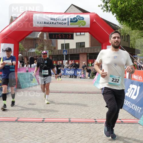 10.05.2026 - 8. Wedeler Halbmarathon Yannick Fuchs http://msf.ph/oto/9735634 10.05.2026 11:57:11 Ziel 232, 250, 2159, 2164 meine-sportfotos.de