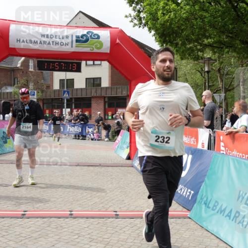 10.05.2026 - 8. Wedeler Halbmarathon Yannick Fuchs http://msf.ph/oto/9735635 10.05.2026 11:57:11 Ziel 232, 250, 2159, 2164 meine-sportfotos.de