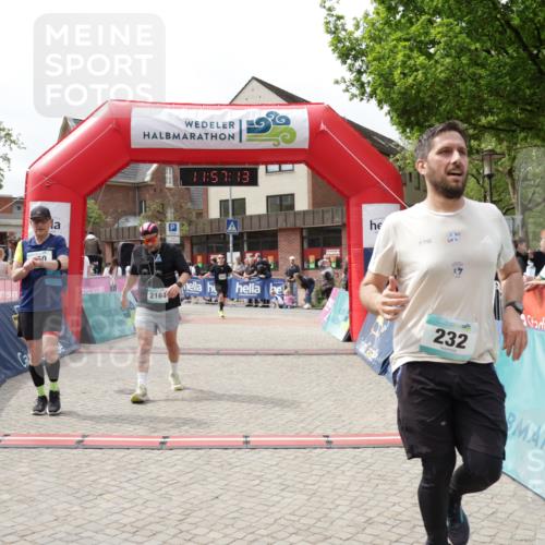 10.05.2026 - 8. Wedeler Halbmarathon Yannick Fuchs http://msf.ph/oto/9735636 10.05.2026 11:57:11 Ziel 232, 250, 2159, 2164 meine-sportfotos.de