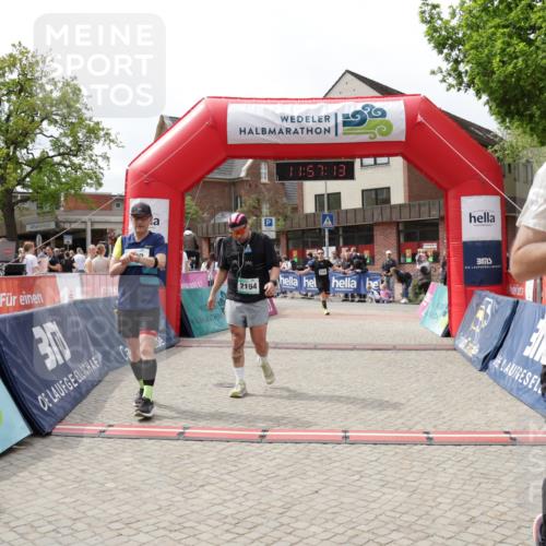 10.05.2026 - 8. Wedeler Halbmarathon Yannick Fuchs http://msf.ph/oto/9735637 10.05.2026 11:57:12 Ziel 232, 250, 2159, 2164 meine-sportfotos.de