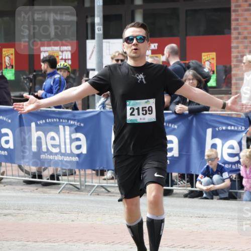 10.05.2026 - 8. Wedeler Halbmarathon Yannick Fuchs http://msf.ph/oto/9735640 10.05.2026 11:57:13 Ziel 232, 250, 2159, 2164 meine-sportfotos.de