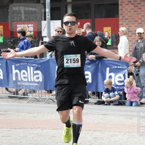10.05.2026 - 8. Wedeler Halbmarathon Yannick Fuchs http://msf.ph/oto/9735641 10.05.2026 11:57:13 Ziel 232, 250, 2159, 2164 meine-sportfotos.de