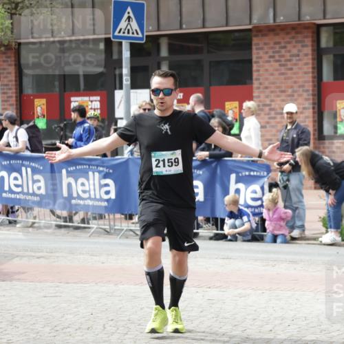 10.05.2026 - 8. Wedeler Halbmarathon Yannick Fuchs http://msf.ph/oto/9735642 10.05.2026 11:57:13 Ziel 232, 250, 2159, 2164 meine-sportfotos.de
