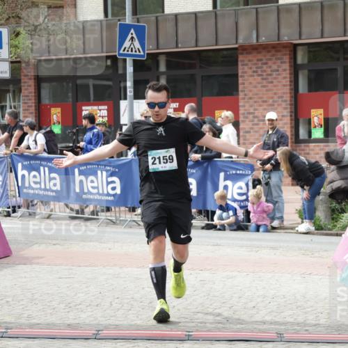 10.05.2026 - 8. Wedeler Halbmarathon Yannick Fuchs http://msf.ph/oto/9735643 10.05.2026 11:57:14 Ziel 232, 250, 2159, 2164 meine-sportfotos.de