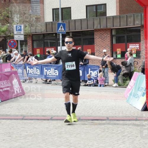 10.05.2026 - 8. Wedeler Halbmarathon Yannick Fuchs http://msf.ph/oto/9735647 10.05.2026 11:57:14 Ziel 232, 250, 2159, 2164 meine-sportfotos.de