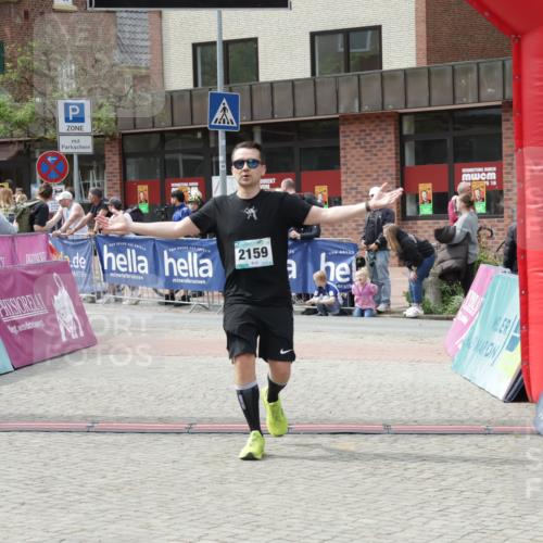 10.05.2026 - 8. Wedeler Halbmarathon Yannick Fuchs http://msf.ph/oto/9735648 10.05.2026 11:57:14 Ziel 232, 250, 2159, 2164 meine-sportfotos.de