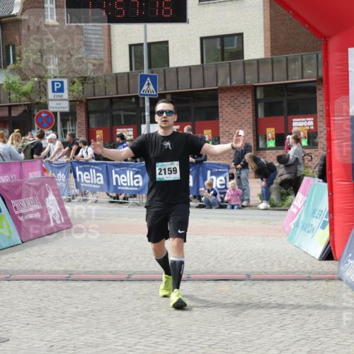10.05.2026 - 8. Wedeler Halbmarathon Yannick Fuchs http://msf.ph/oto/9735650 10.05.2026 11:57:15 Ziel 232, 250, 2159, 2164 meine-sportfotos.de