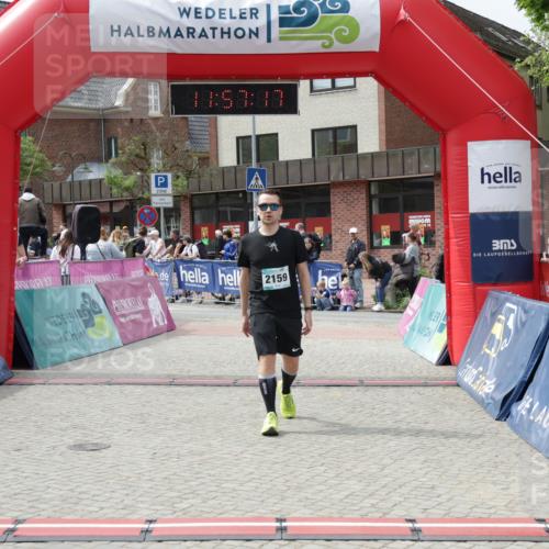 10.05.2026 - 8. Wedeler Halbmarathon Yannick Fuchs http://msf.ph/oto/9735653 10.05.2026 11:57:15 Ziel 232, 250, 2159, 2164 meine-sportfotos.de