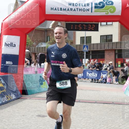 10.05.2026 - 8. Wedeler Halbmarathon Yannick Fuchs http://msf.ph/oto/9735673 10.05.2026 11:57:30 Ziel 513, 588, 999 meine-sportfotos.de