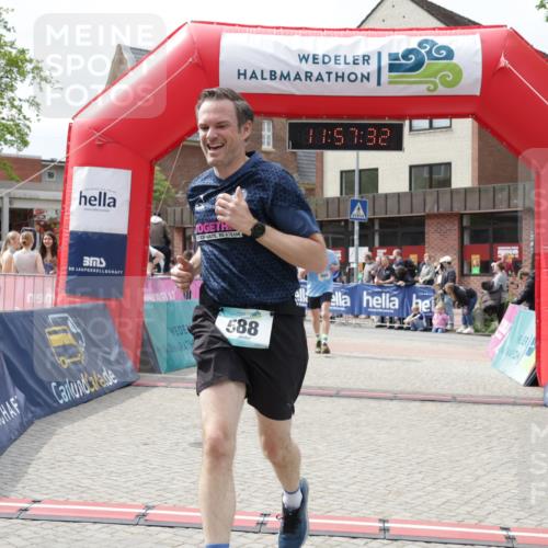 10.05.2026 - 8. Wedeler Halbmarathon Yannick Fuchs http://msf.ph/oto/9735674 10.05.2026 11:57:30 Ziel 513, 588, 999 meine-sportfotos.de