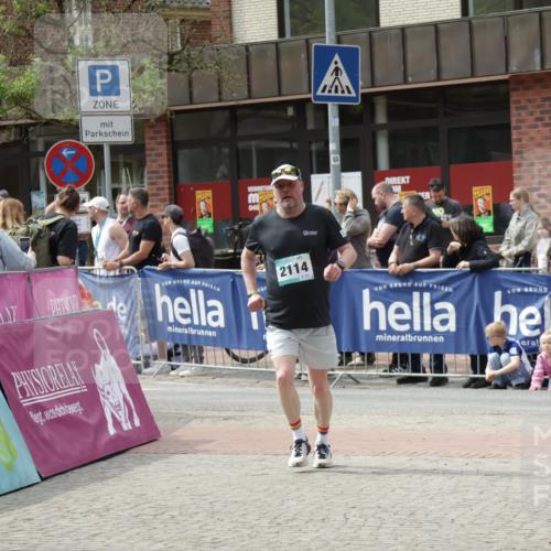 10.05.2026 - 8. Wedeler Halbmarathon Yannick Fuchs http://msf.ph/oto/9735737 10.05.2026 11:57:58 Ziel 2114 meine-sportfotos.de