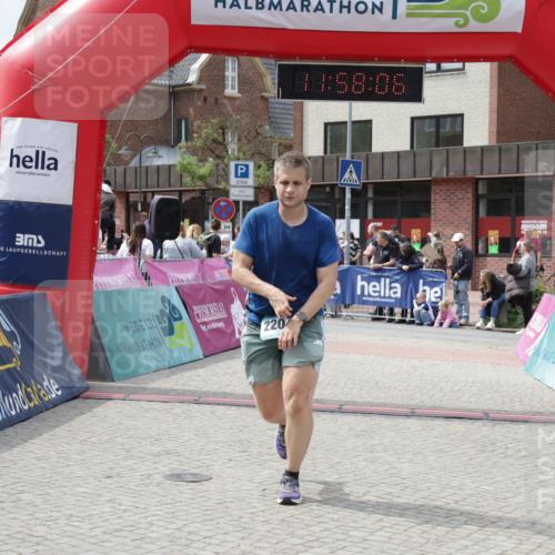 10.05.2026 - 8. Wedeler Halbmarathon Yannick Fuchs http://msf.ph/oto/9735752 10.05.2026 11:58:04 Ziel 2114, 2204 meine-sportfotos.de