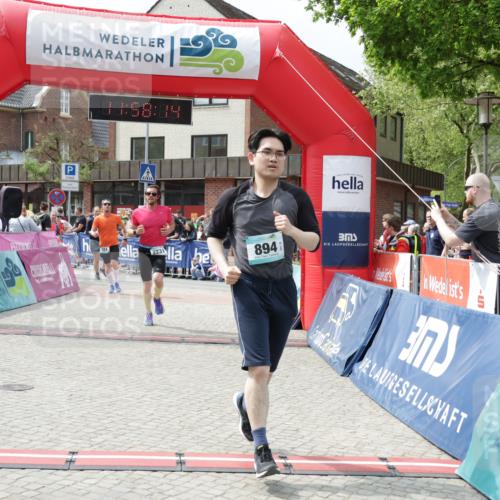 10.05.2026 - 8. Wedeler Halbmarathon Yannick Fuchs http://msf.ph/oto/9735771 10.05.2026 11:58:12 Ziel 297, 324, 608, 894, 1008, 2231 meine-sportfotos.de