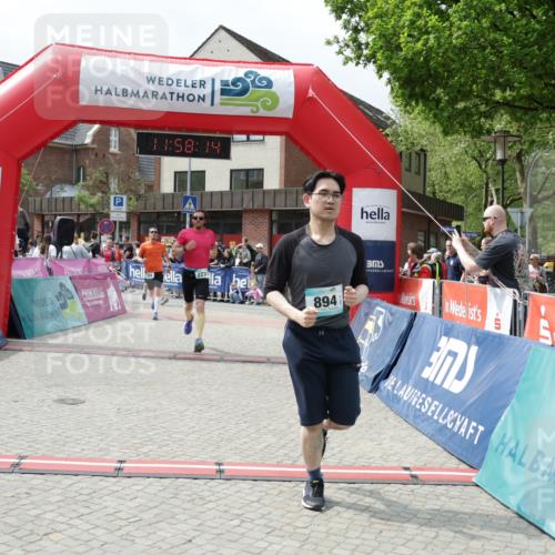 10.05.2026 - 8. Wedeler Halbmarathon Yannick Fuchs http://msf.ph/oto/9735772 10.05.2026 11:58:12 Ziel 297, 324, 608, 894, 1008, 2231 meine-sportfotos.de