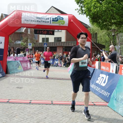 10.05.2026 - 8. Wedeler Halbmarathon Yannick Fuchs http://msf.ph/oto/9735773 10.05.2026 11:58:12 Ziel 297, 324, 608, 894, 1008, 2231 meine-sportfotos.de
