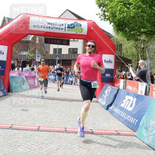 10.05.2026 - 8. Wedeler Halbmarathon Yannick Fuchs http://msf.ph/oto/9735776 10.05.2026 11:58:14 Ziel 297, 324, 608, 894, 1008, 1043, 2231 meine-sportfotos.de