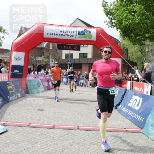 10.05.2026 - 8. Wedeler Halbmarathon Yannick Fuchs http://msf.ph/oto/9735777 10.05.2026 11:58:14 Ziel 297, 324, 608, 894, 1008, 1043, 2231 meine-sportfotos.de
