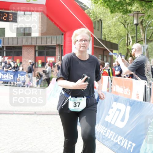 10.05.2026 - 8. Wedeler Halbmarathon Yannick Fuchs http://msf.ph/oto/9735805 10.05.2026 11:58:21 Ziel 37, 297, 1008, 1043 meine-sportfotos.de