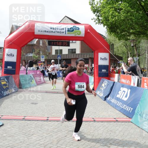 10.05.2026 - 8. Wedeler Halbmarathon Yannick Fuchs http://msf.ph/oto/9735822 10.05.2026 11:58:34 Ziel 77, 379, 380, 584, 879, 2131 meine-sportfotos.de