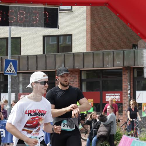 10.05.2026 - 8. Wedeler Halbmarathon Yannick Fuchs http://msf.ph/oto/9735826 10.05.2026 11:58:35 Ziel 77, 379, 380, 584, 879, 2131 meine-sportfotos.de