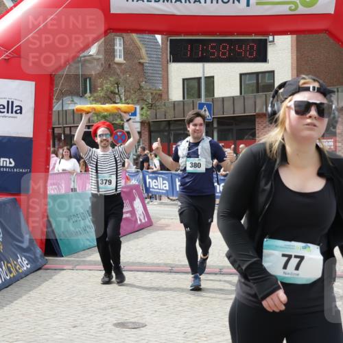 10.05.2026 - 8. Wedeler Halbmarathon Yannick Fuchs http://msf.ph/oto/9735841 10.05.2026 11:58:38 Ziel 77, 379, 380, 879, 2131 meine-sportfotos.de