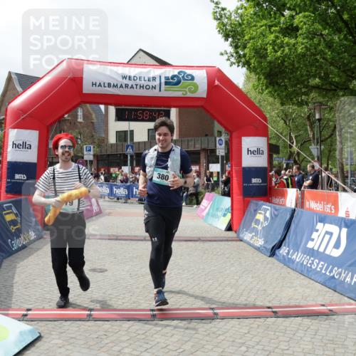 10.05.2026 - 8. Wedeler Halbmarathon Yannick Fuchs http://msf.ph/oto/9735849 10.05.2026 11:58:40 Ziel 77, 379, 380, 794, 879, 901, 2131, 2163, 2169 meine-sportfotos.de