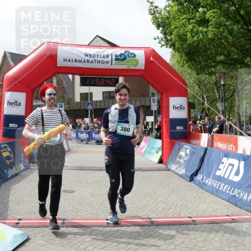 10.05.2026 - 8. Wedeler Halbmarathon Yannick Fuchs http://msf.ph/oto/9735850 10.05.2026 11:58:40 Ziel 77, 379, 380, 794, 879, 901, 2131, 2163, 2169 meine-sportfotos.de