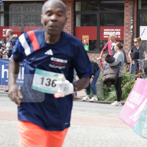 10.05.2026 - 8. Wedeler Halbmarathon Yannick Fuchs http://msf.ph/oto/9735879 10.05.2026 11:58:48 Ziel 136, 794, 901, 2163, 2169 meine-sportfotos.de